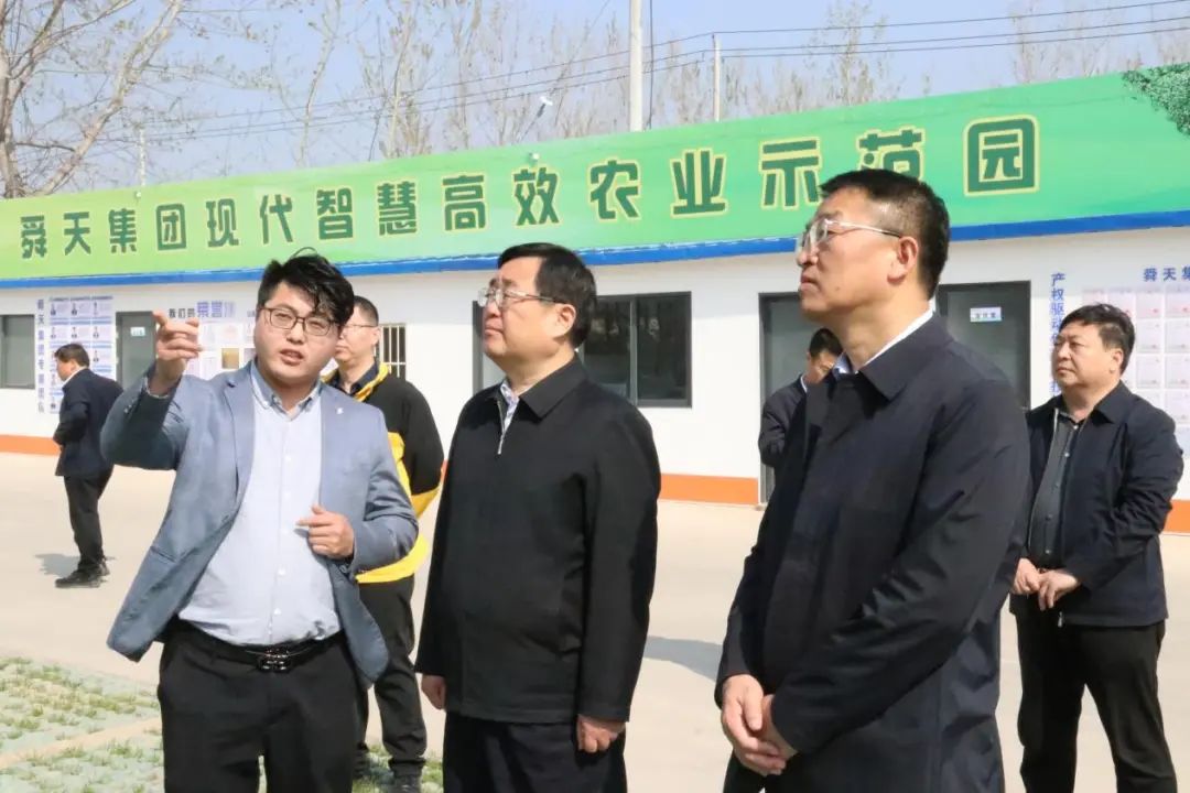 菏澤市政協(xié)副主席、單縣縣委書記耿振華一行領(lǐng)導(dǎo)蒞臨舜天集團(tuán)京合生態(tài)綜合體項(xiàng)目參觀指導(dǎo)